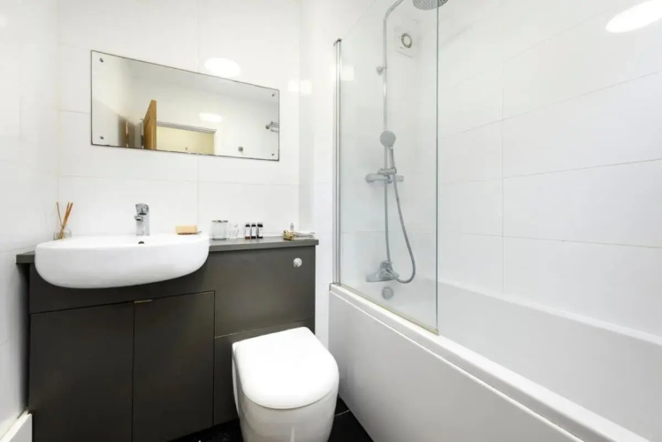 One bedroom central Slough with parking