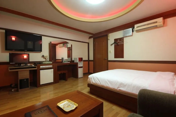 Utopia Motel