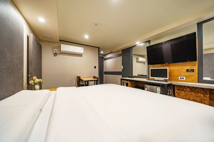 27 Hotel