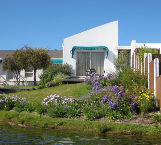 Tranquil Waterside Cottage for two