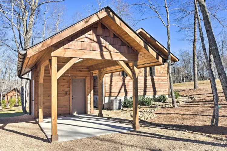 Modern Cabin w/ Deck, Grill & Chinquapin Amenities