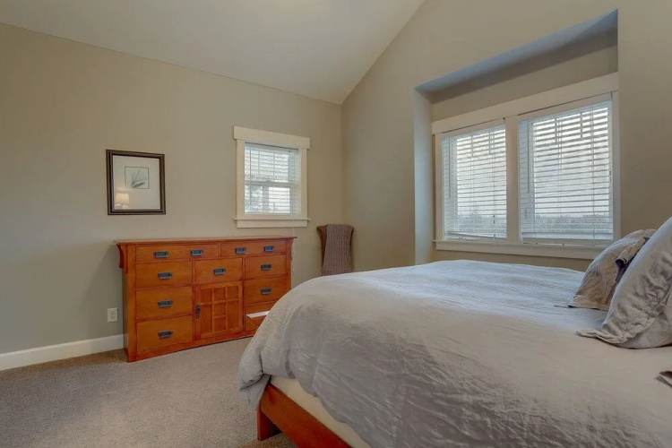 Spacious Five Peaks Home with Soaking Tub and BBQ by RedAwning