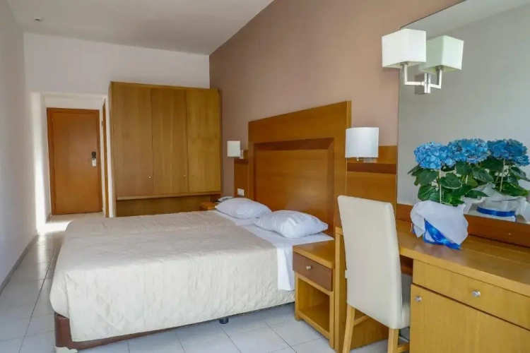 Standard Twin room with partial sea view