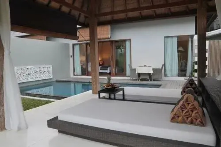Water Edge Villa by Soscomma