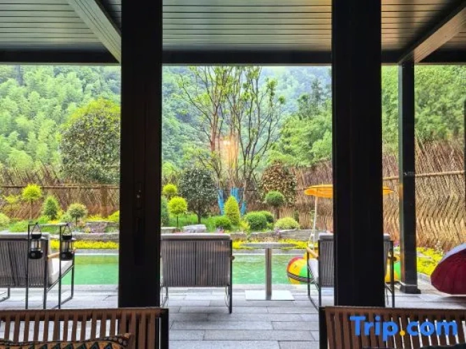 LUNE ROAM Hiking & Rustic Luxury Hotel (Floating Valley Branch)
