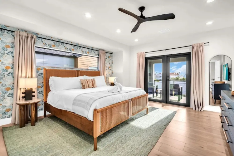 NEW 4 Bed 3 Bath Heated Salt Pool Walk2beach