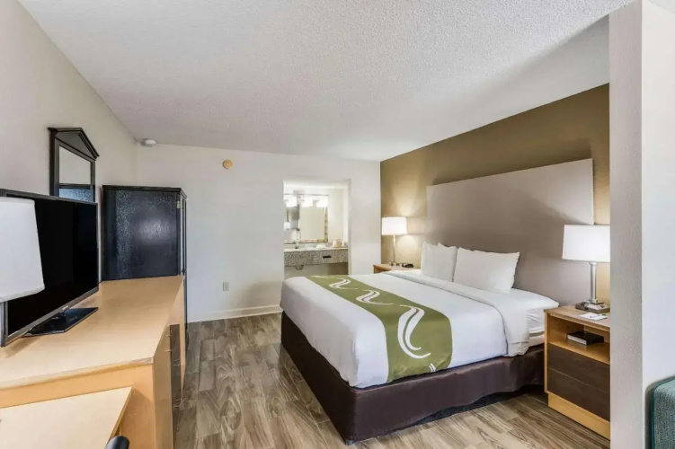 Econo Lodge Inn & Suites