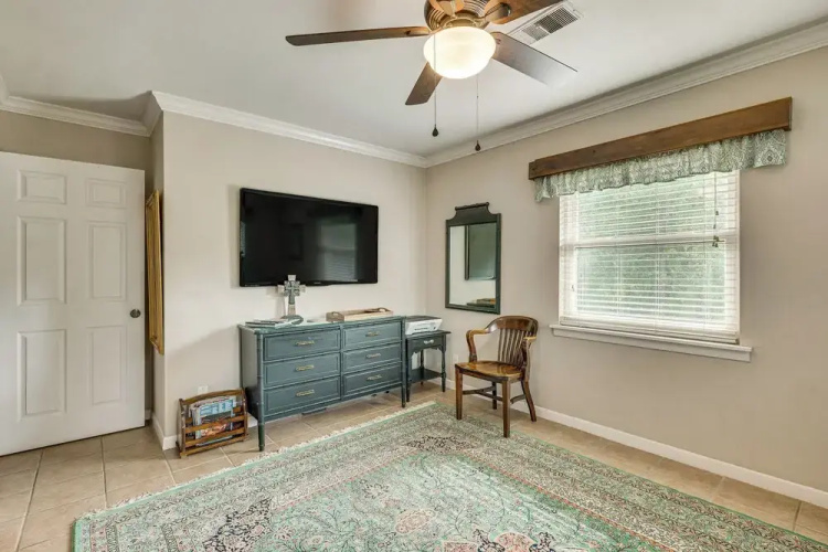 Lovely Bryan Home w/ Deck - 4 Mi to Kyle Field!