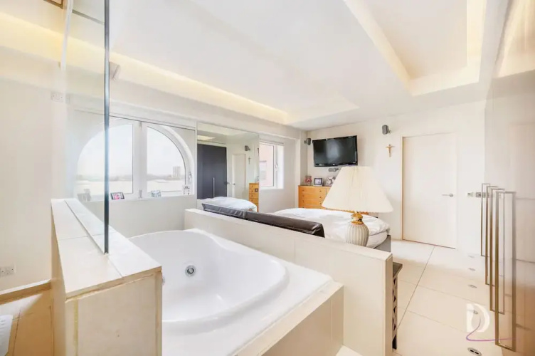 Beautiful 1 Bed on the River