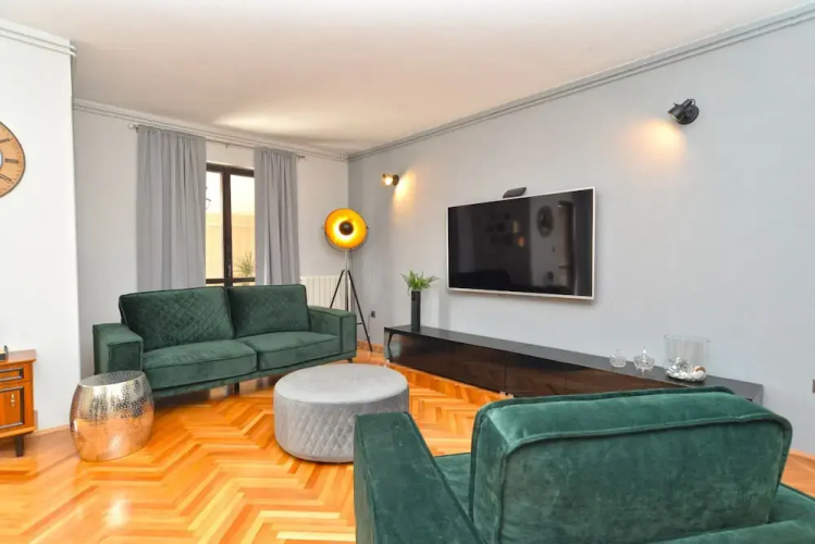 Apartment 843