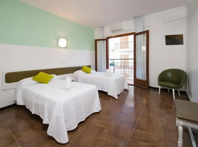 Standard Twin room with balcony