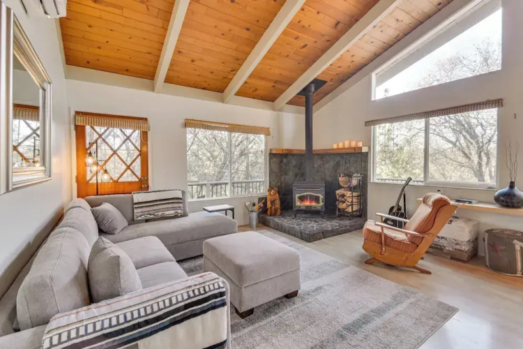 Deck + Fire Pit: Pine Mountain Lake Getaway!