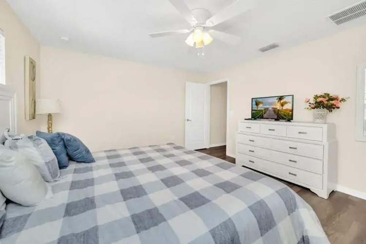 4891clock 4 Bedroom Townhouse