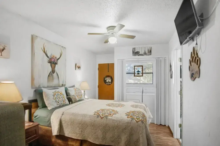 Eagle's Nest - Hot Tub, Deck & Prime Location 2 Bedroom Cabin