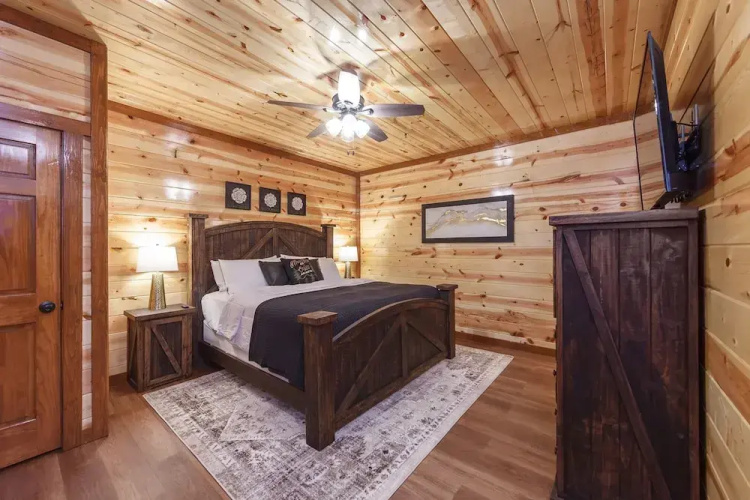 Black Bear Splash 6 Bedroom Cabin by RedAwning