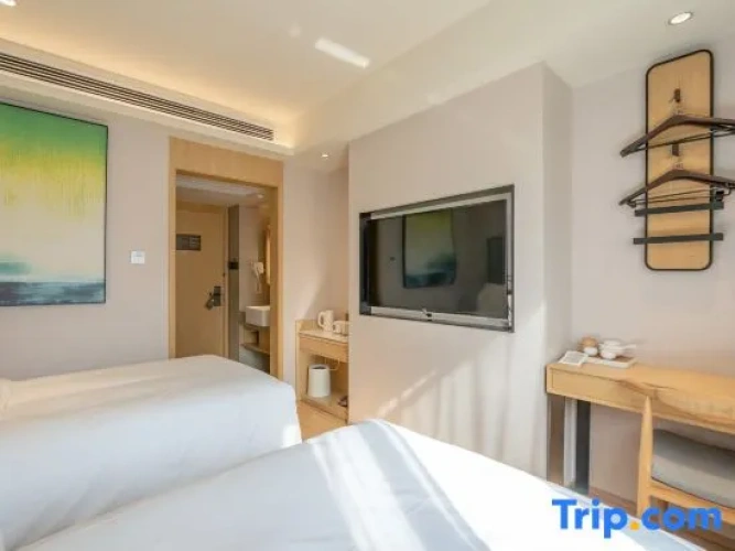 Standard Double room with street view