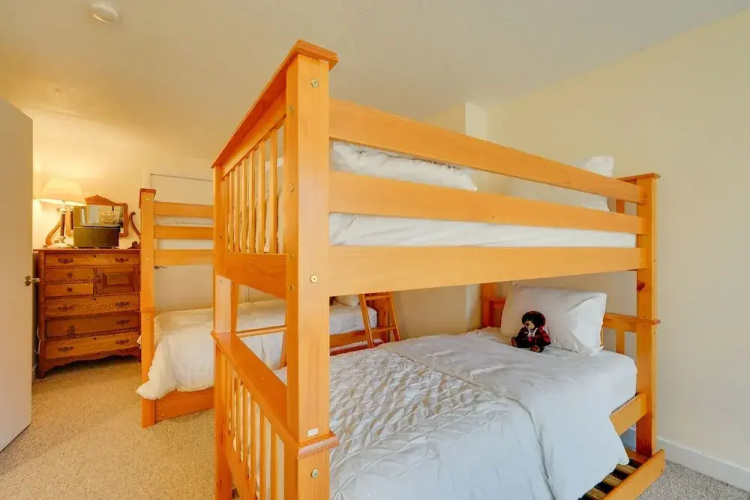 Sunny Stratton Townhome ~ 1 Mi to Skiing!