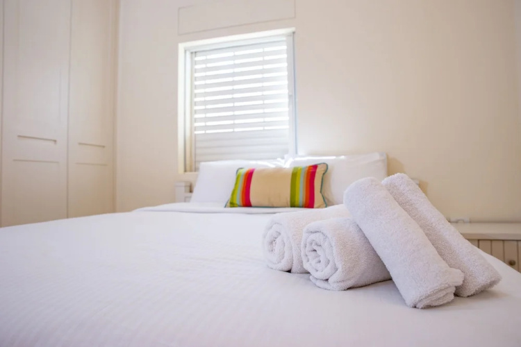 Modern & Stylish 3BR Apt With Balcony
