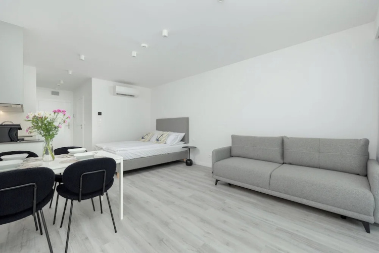 Air-conditioned Studio for 4 by Renters