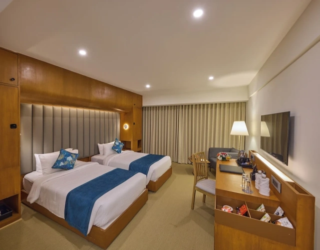 Premier Twin room with canal view