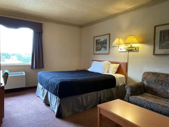 Tamarack Motor Inn
