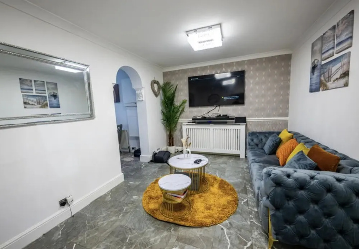 3 Bed House - Sleeps 6 With Free Parking