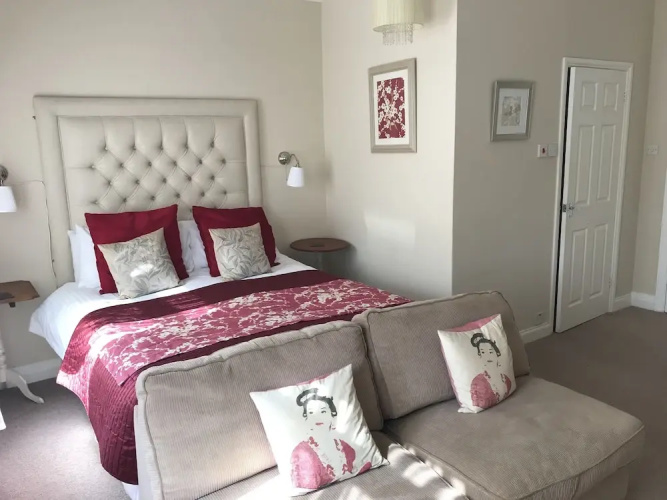 Hollies Guest House