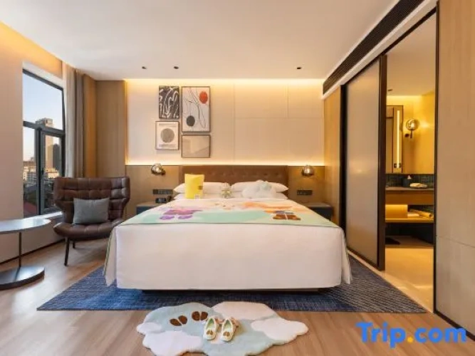 Standard Quadruple room with city view