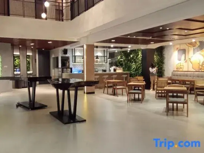 Spot 43 Cafe and Hotel