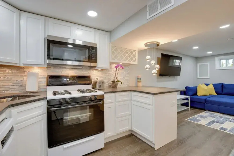 Convenient DC Studio Near Metro Stop!