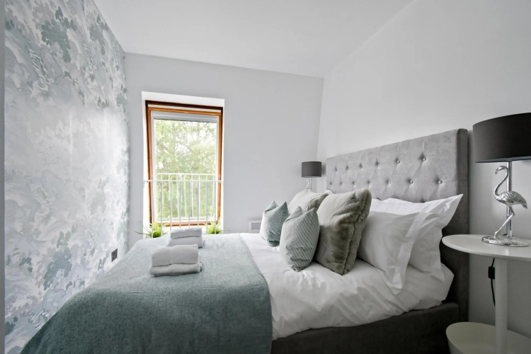 No. 8 - Top Floor Modern Apartment