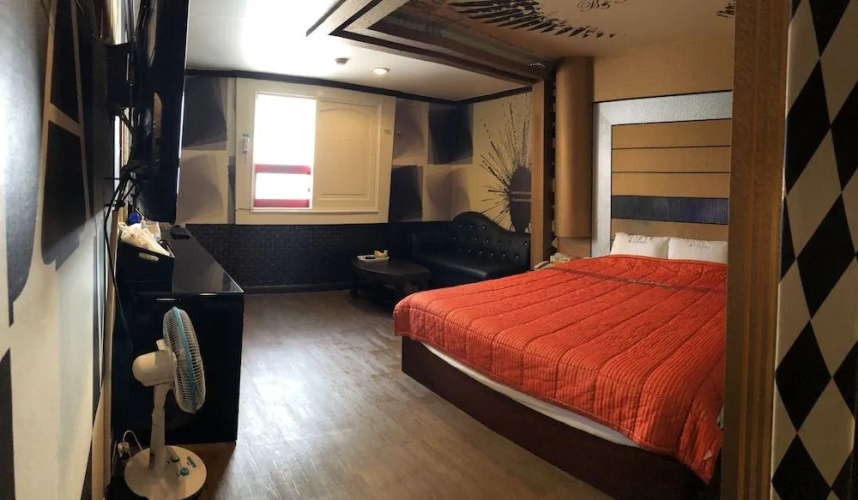 Public Hotel