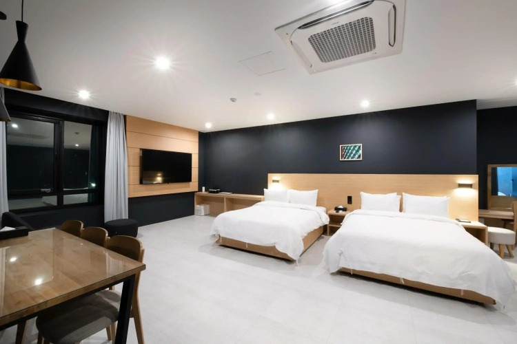 Mipo Oceanside Hotel