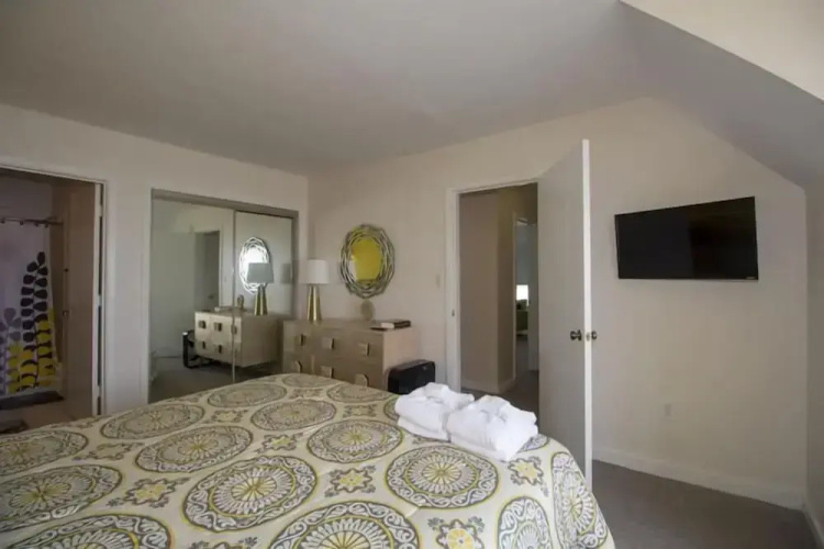 Bright Ocean View Condo Steps From Dining, Golf, Pool, & Beach