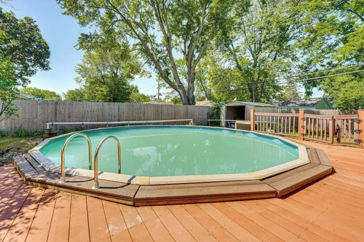 Private Pool & Yard: Pet-friendly Home in Toledo
