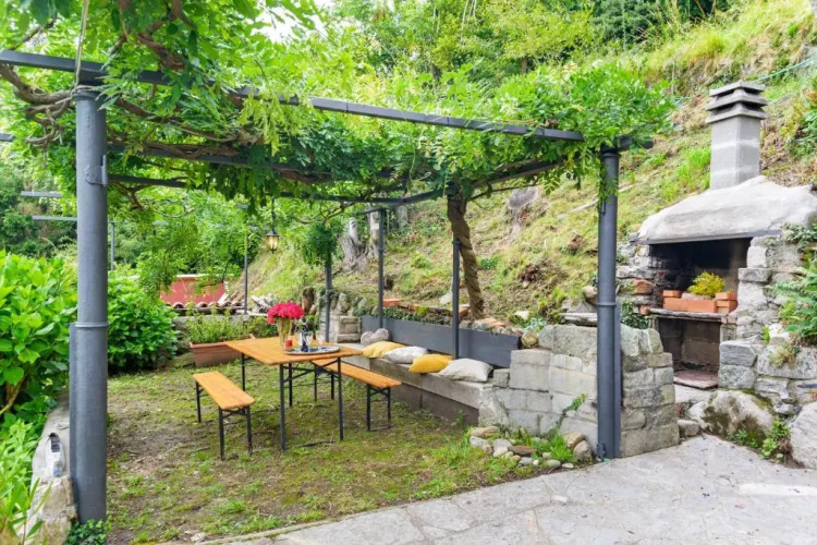 Como Lake Cosy Flat with Garden and Parking