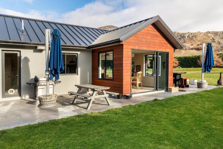 5 Bedrooms Cottage