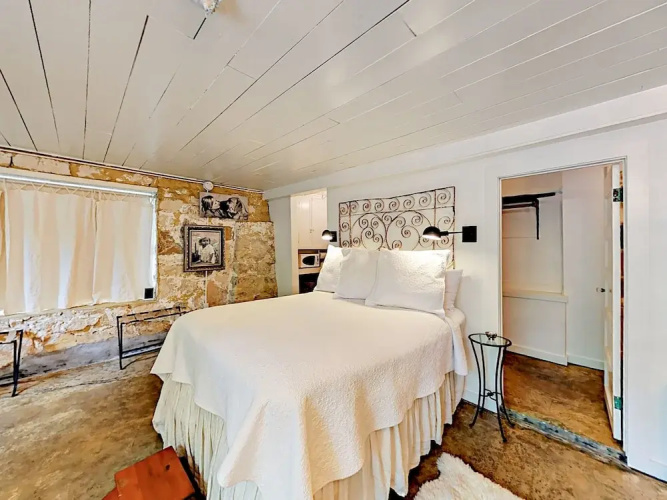 1Br Boutique Studio Historical by RedAwning