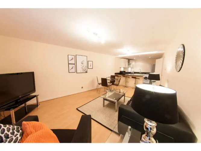 Bright, Classy 2BR Riverside Flat for 4