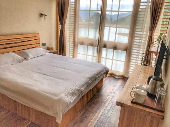 Standard Double room with lake view
