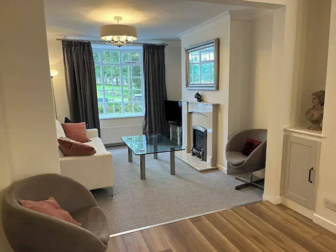 Charming 3-bed Cottage - Private Garden & Parking