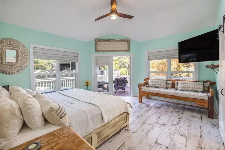 8852 Bay Pine 3 Bedroom Home by RedAwning