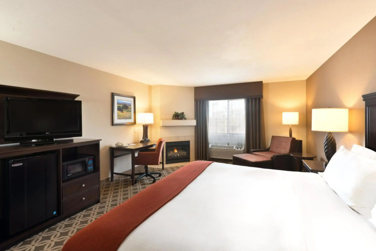 Holiday Inn Express Show Low by IHG