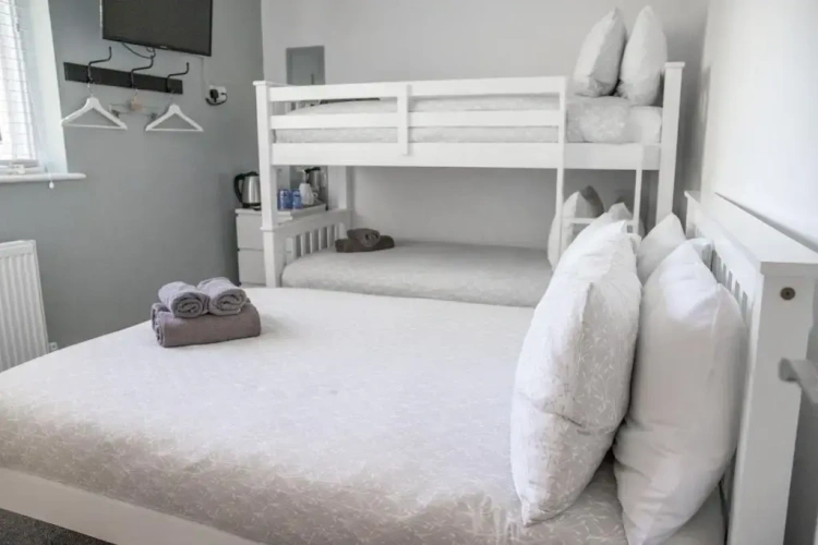 Standard Triple room