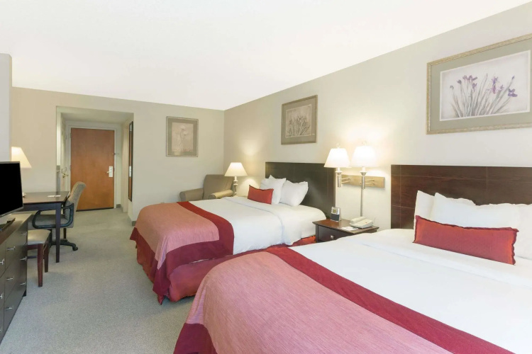 Spark by Hilton Tupelo