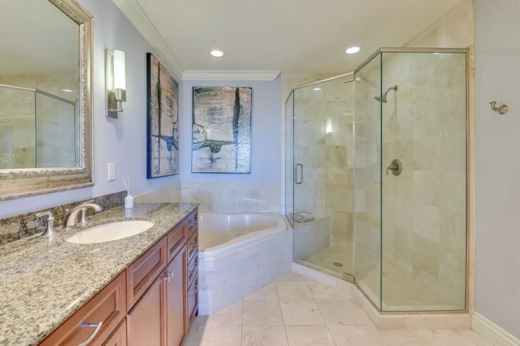 Emerald Grande Condo: Beach, Marina & Ocean View