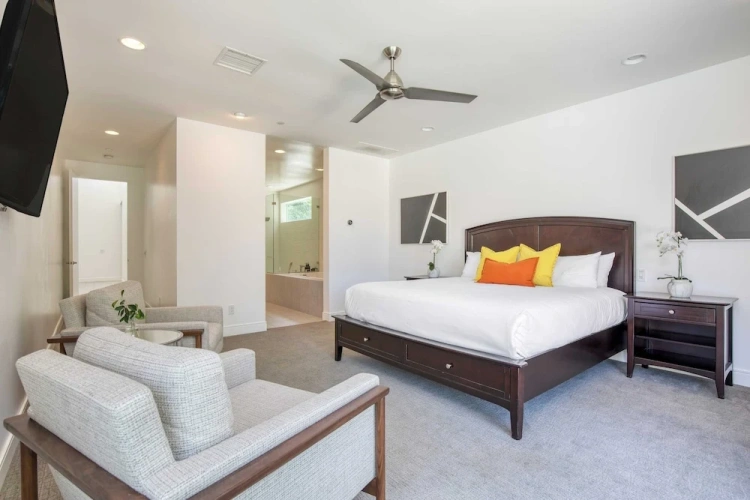 6 Bedrooms Villa