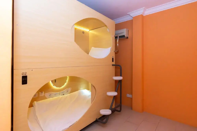 Momostay Capsule Hotel