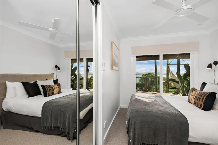 4 Bedrooms Cottage beachfront
