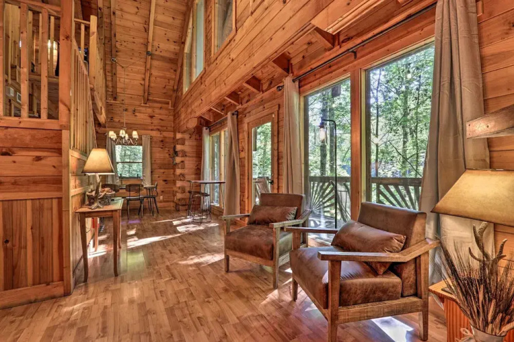 Cabin w/ Hot Tub + Deck, 3 Mi to Pigeon Forge